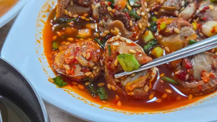 양념에 버무려진 꼬막 요리 클로즈업