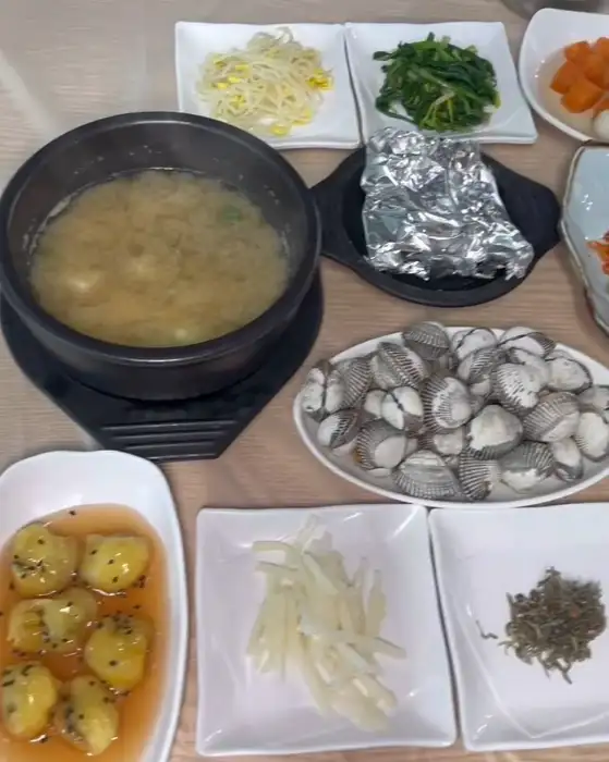 정갈한 밑반찬들과 꼬막 요리