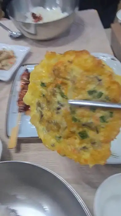 노릇하게 구워진 꼬막전