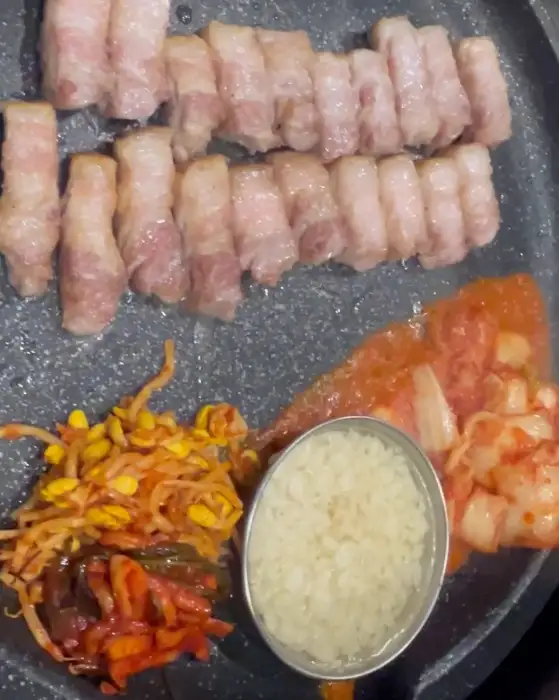 잘 구워진 삼겹살과 김치, 콩나물 무침