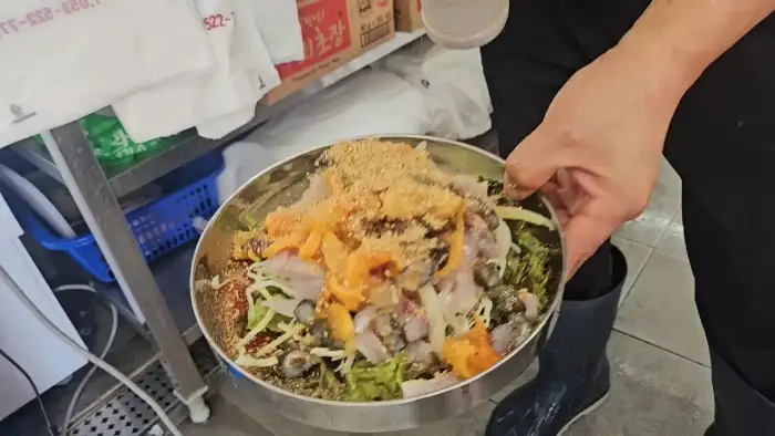 활기찬 시장 분위기 속 싱싱한 해산물을 보여주는 모습