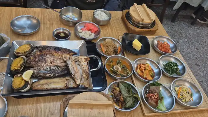 풍성한 밑반찬과 함께 나온 밥상