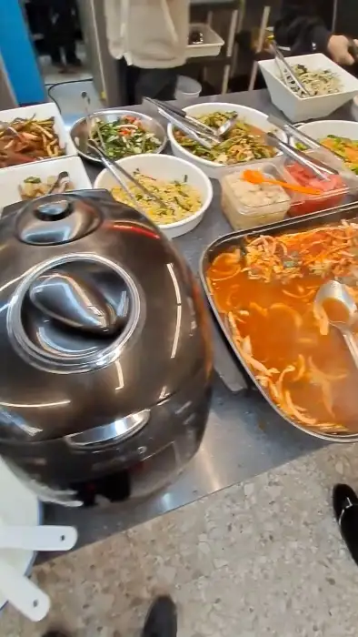 다양하게 준비된 셀프바 반찬