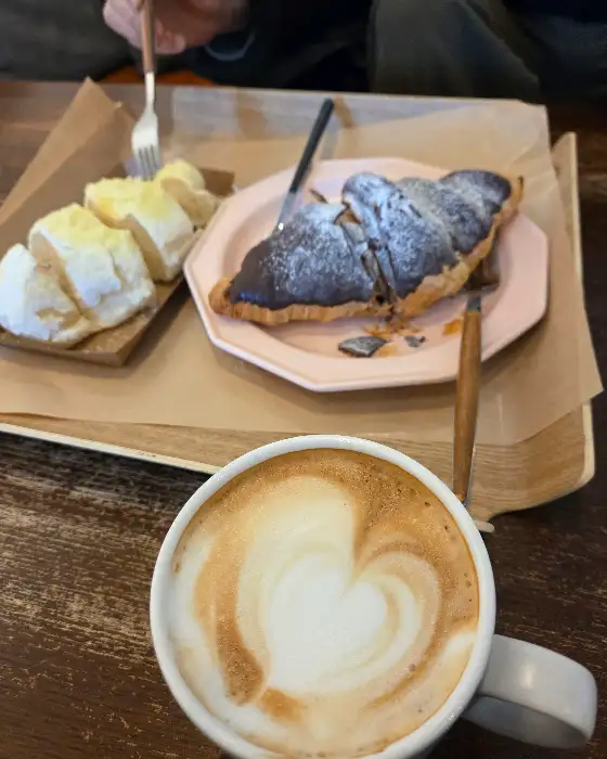 커피와 빵을 담은 접시 모습