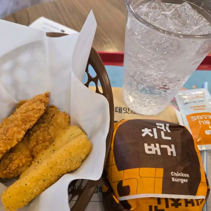 치킨버거와 감자튀김