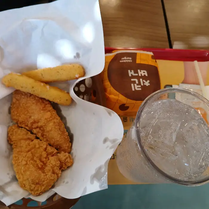 치킨버거와 음료