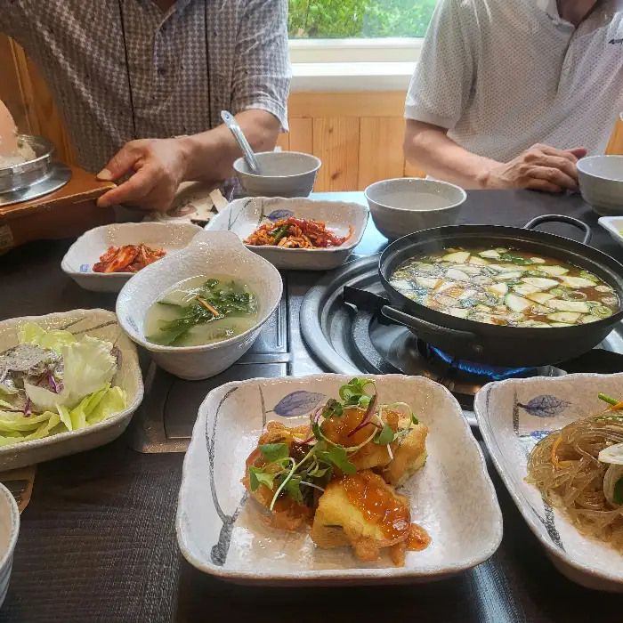 운문산가든 내부 전경, 테이블마다 차려진 음식들