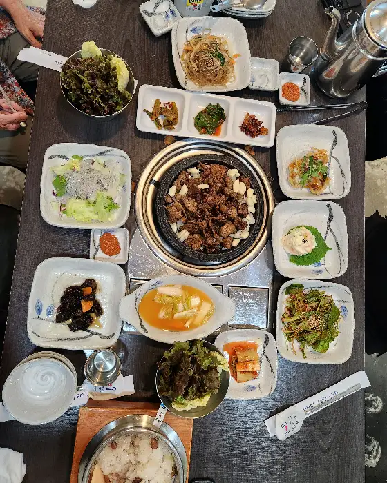 돼지 직화 솥밥, 밥과 반찬, 찌개 구성