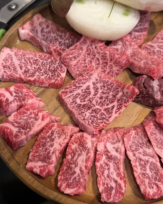 신선한 돼지고기 부위와 버섯, 양파