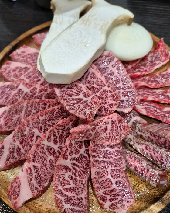 다양하게 썰린 소고기 부위