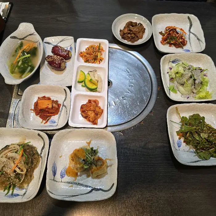 테이블에 차려진 푸짐한 밑반찬들