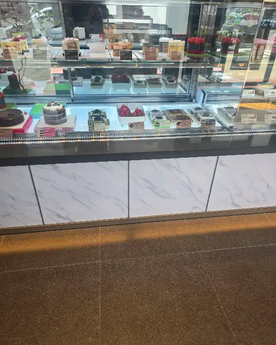 쇼케이스에 진열된 케이크와 디저트들