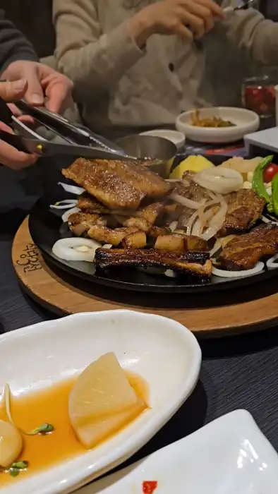 다양한 부위의 고기가 함께 나오는 생 모둠 구이