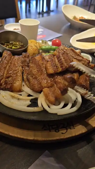 신선한 채소와 고기가 얹어진 돼지갈비