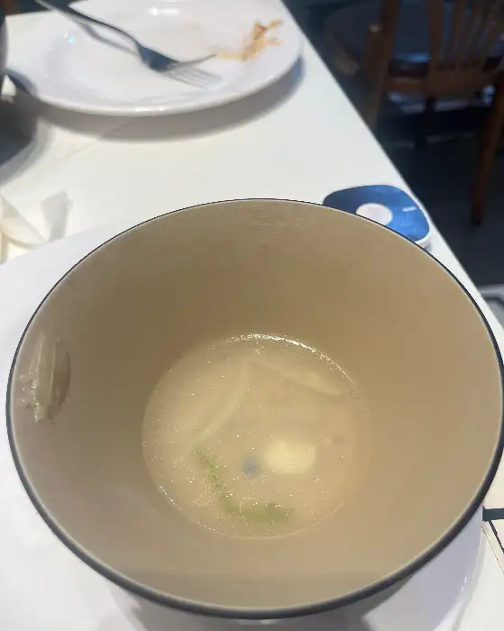담겨있는 수프 그릇
