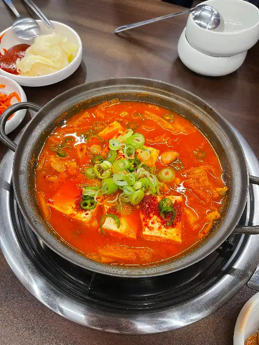 보글보글 끓는 김치찌개