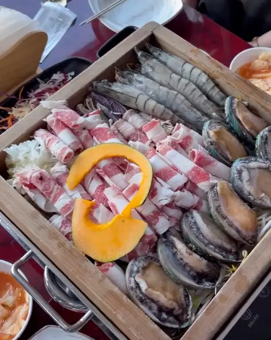 다양한 해산물과 신선한 소고기가 어우러진 편백찜