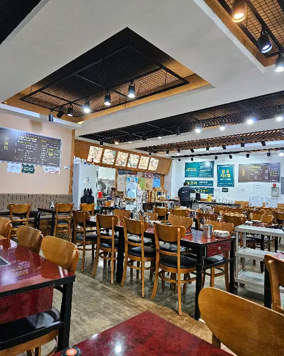 넓고 쾌적한 식당 내부