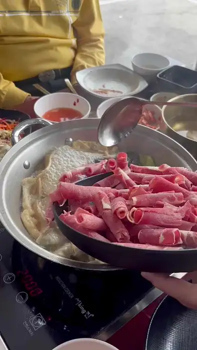 육수에 소고기를 넣고 있는 모습