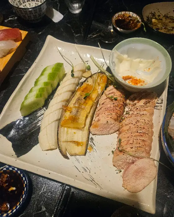 겉은 바삭하고 속은 촉촉하게 구워진 스테이크와 곁들임 채소