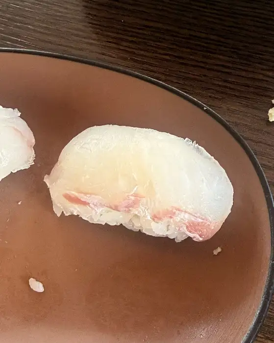 정갈하게 밥 위에 올려진 흰살 생선 초밥