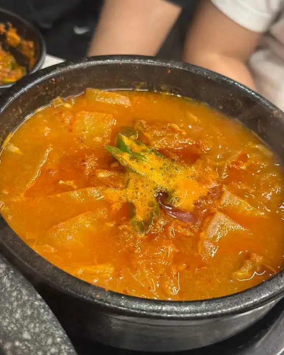 곱창전골의 국물 클로즈업