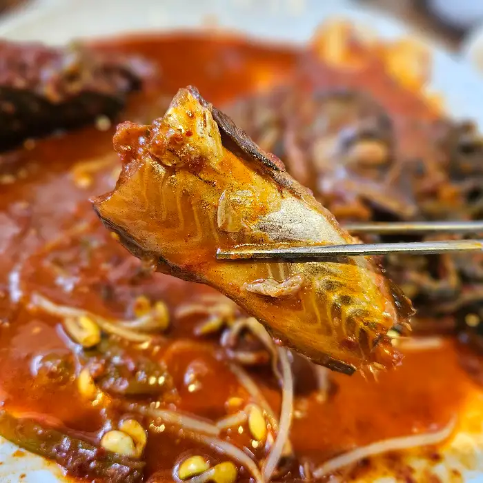 앞접시에 덜어낸 명태찜 살점