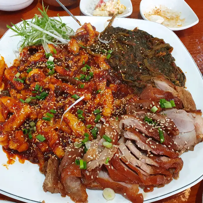 갑오징어 조림과 족발이 함께 나온 세트 메뉴