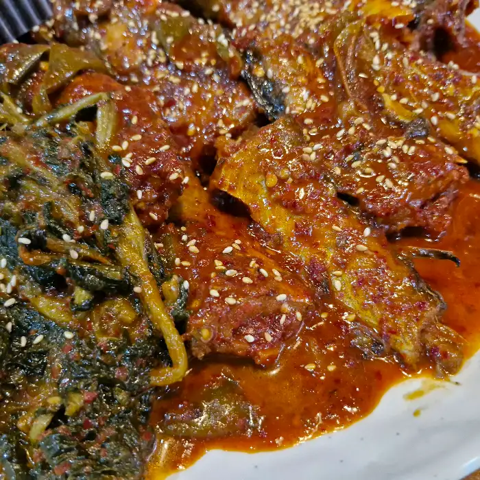 여러 반찬과 함께 나온 식사 테이블 모습