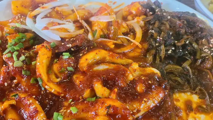 갑오징어와 명태찜이 담긴 푸짐한 한 접시