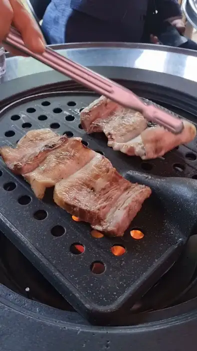 생갈비 굽는 모습
