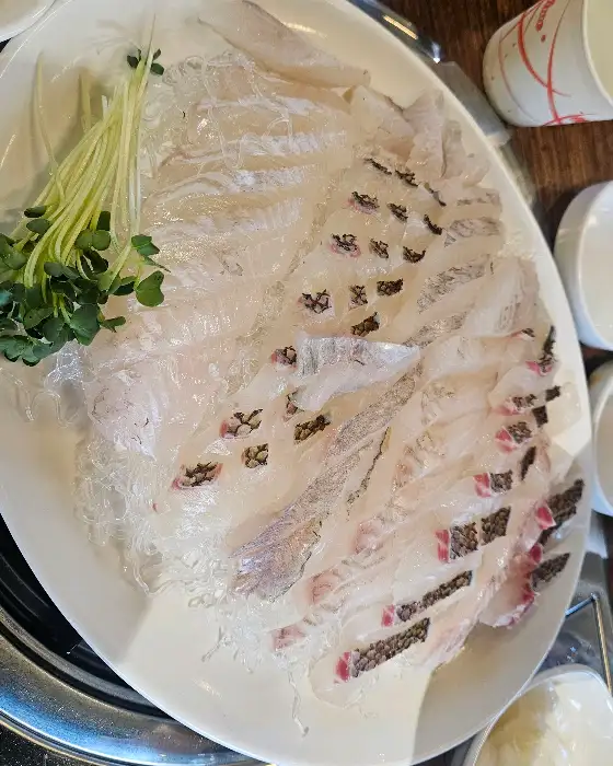 싱싱한 활어회가 신선한 얼음 위에 보기 좋게 담겨 있는 모습