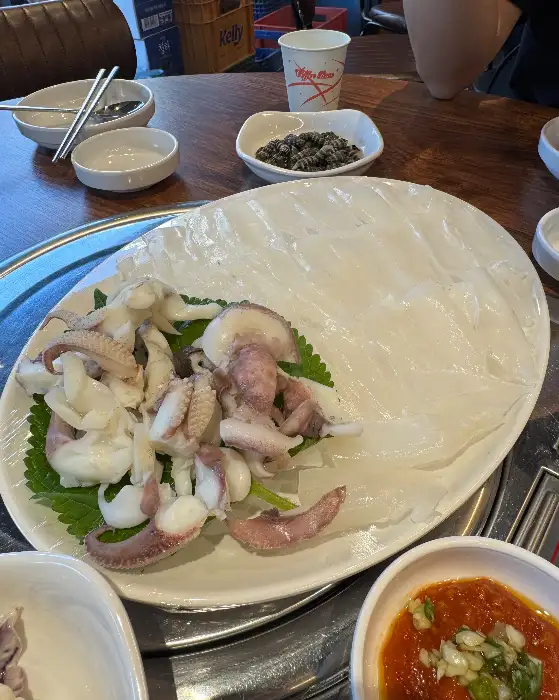 다양한 쌈 채소, 소스, 곁들임 음식들이 준비된 모습