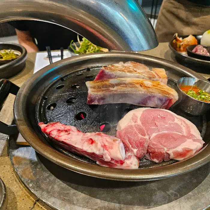 훈연 흑돼지 구이와 양파