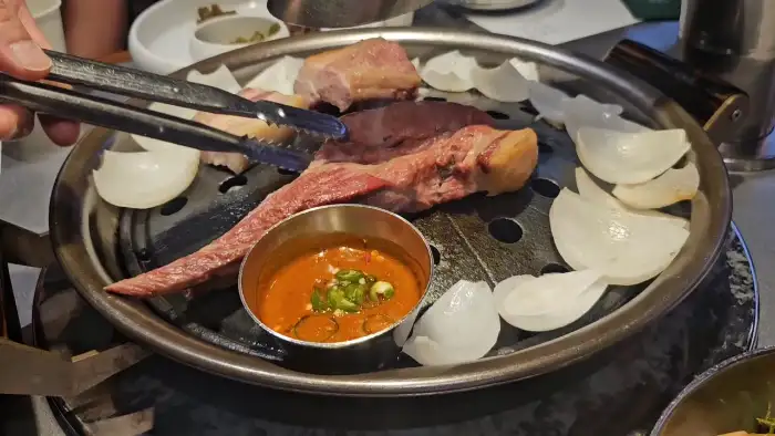 직원이 흑돼지를 굽는 모습
