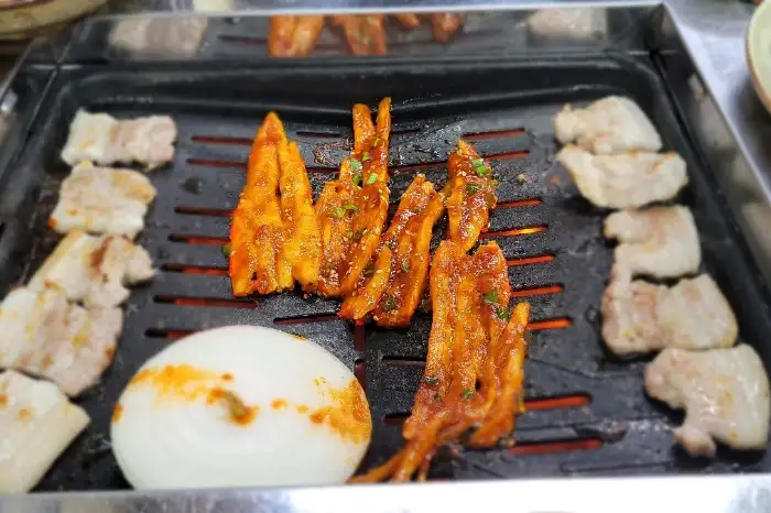 숯불 위에서 익어가는 더덕 갈비와 삼겹살