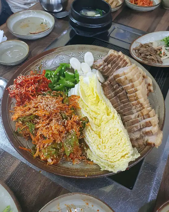 푸짐하게 차려진 더덕 보쌈 한 접시