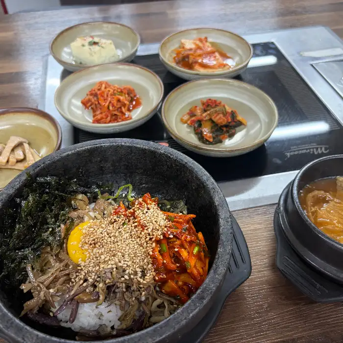 돌솥밥과 함께 나온 여러 가지 반찬들
