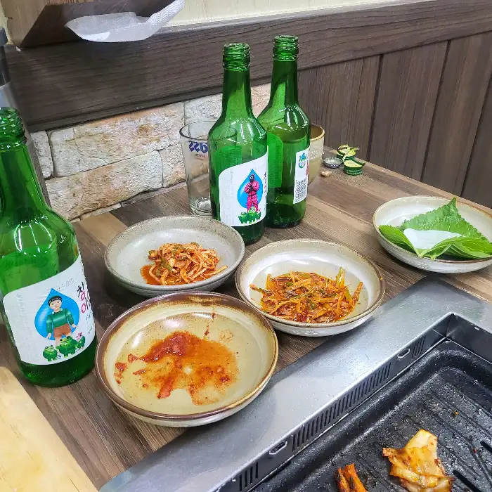 병맥주와 곁들임 메뉴들