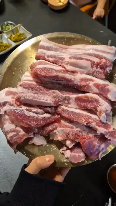 두툼한 삼겹살이 먹음직스럽게 놓인 모습