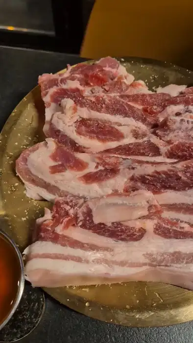 플레이트에 보기 좋게 담긴 삼겹살