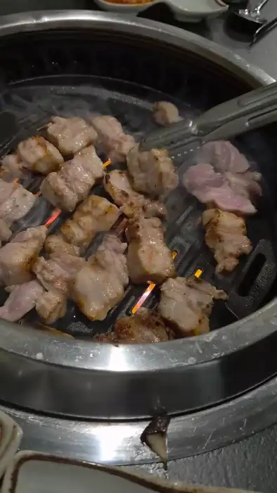 잘 익어가는 삼겹살 조각들