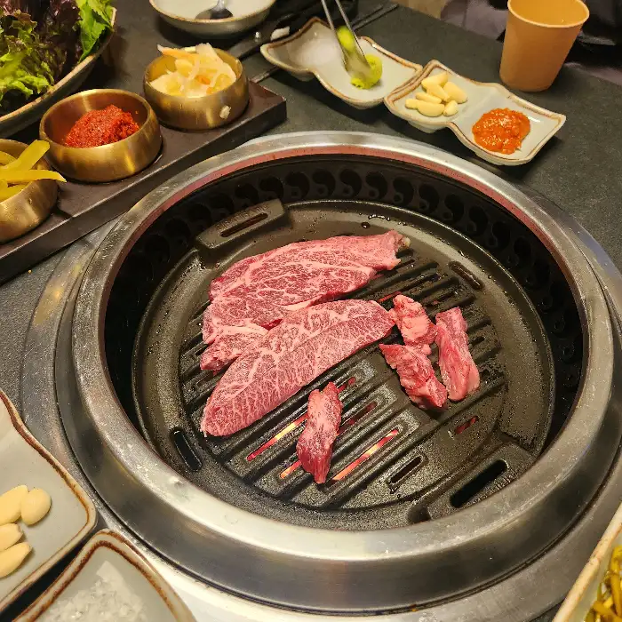불판 위에 보기 좋게 올라간 소고기