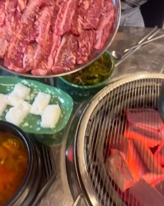 싱싱한 갈비살이 숯불 위에 올려져 구워지고 있는 모습