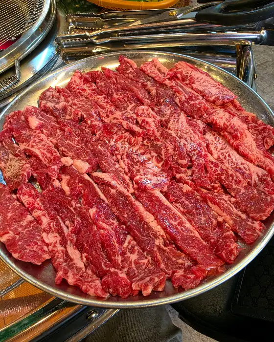 신선한 갈비살이 큼직하게 썰어져 플레이팅된 모습