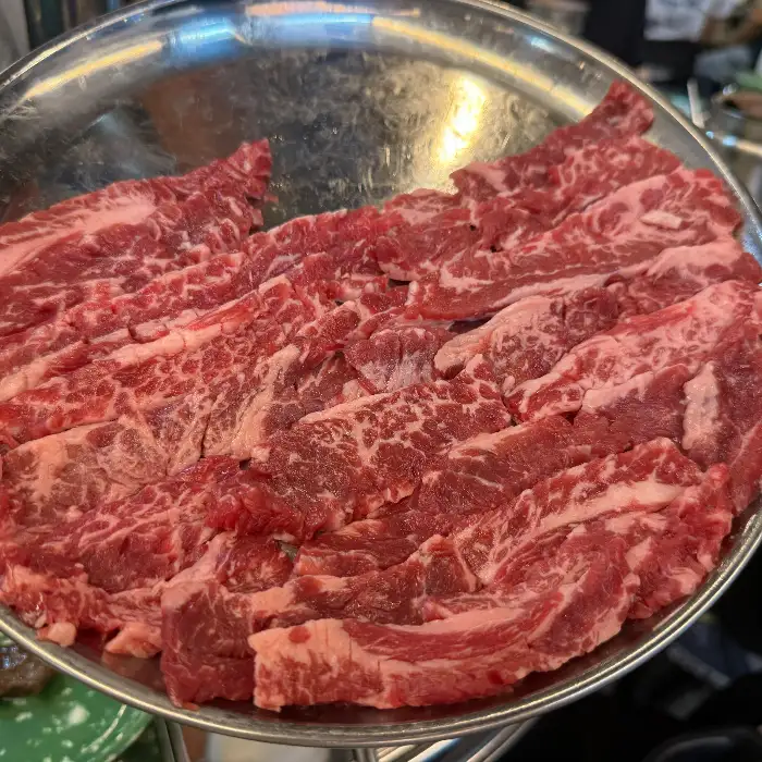 갈비살 여러 점이 겹쳐진 모습, 섬세한 지방층이 돋보임