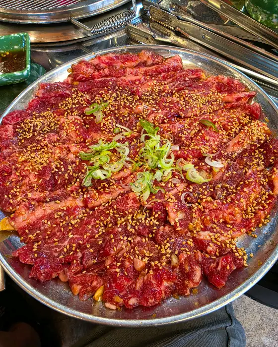 양념이 버무려진 갈비살이 넉넉하게 담겨 나온 모습