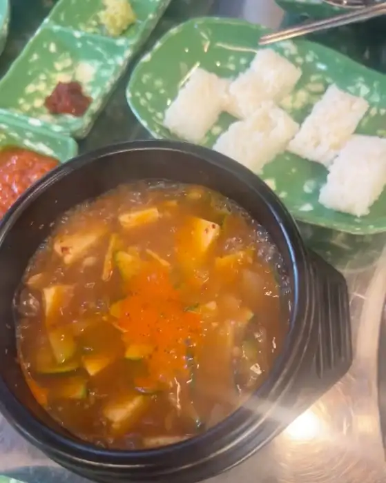 김이 모락모락 나는 꽃게 된장찌개 모습