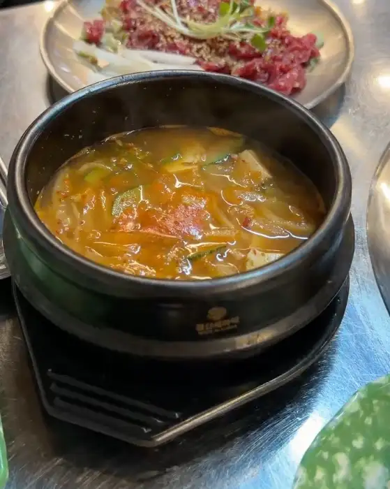 다른 각도에서 찍은 된장찌개 모습, 내용물이 풍성함
