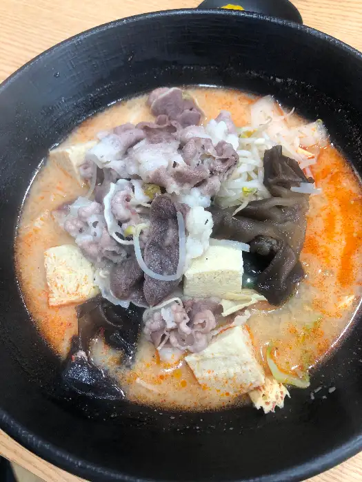 다양한 재료가 담긴 마라탕 한 그릇